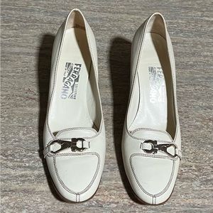 Salvatore Ferragamo vintage beige kitten heels shoes